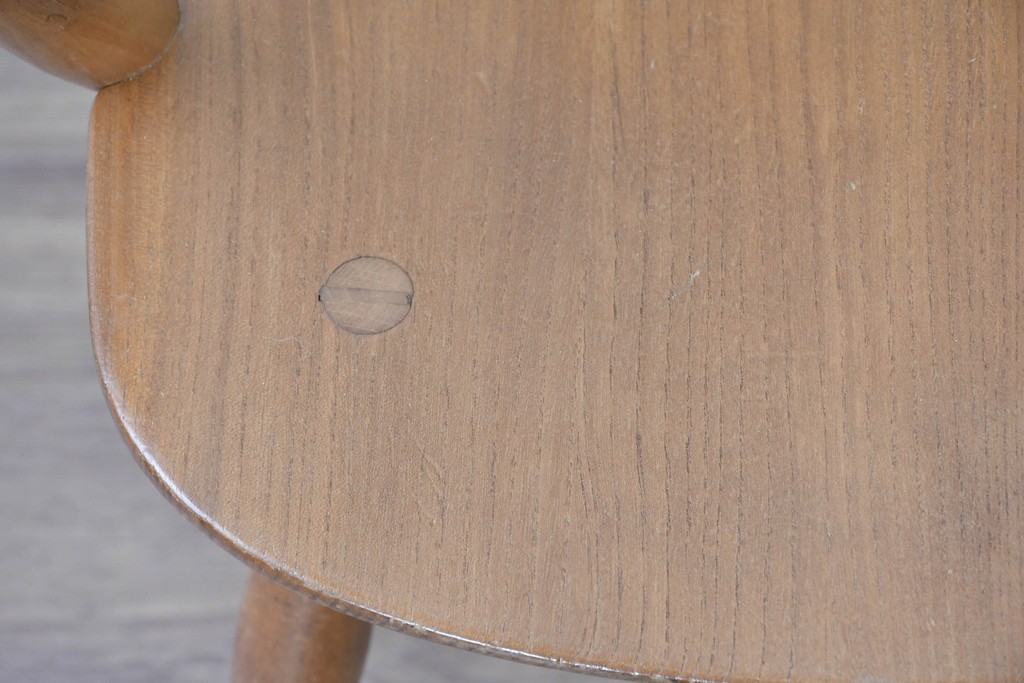 イギリスヴィンテージ　ERCOL(アーコール)　BSロゴ入り!　ウィンザーチェア　ナチュラル色のクエーカーアームチェア　(R-087328)