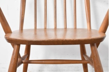 イギリスヴィンテージ　ERCOL(アーコール)　BSロゴ入り!　ウィンザーチェア　ナチュラル色のクエーカーアームチェア　(R-087328)