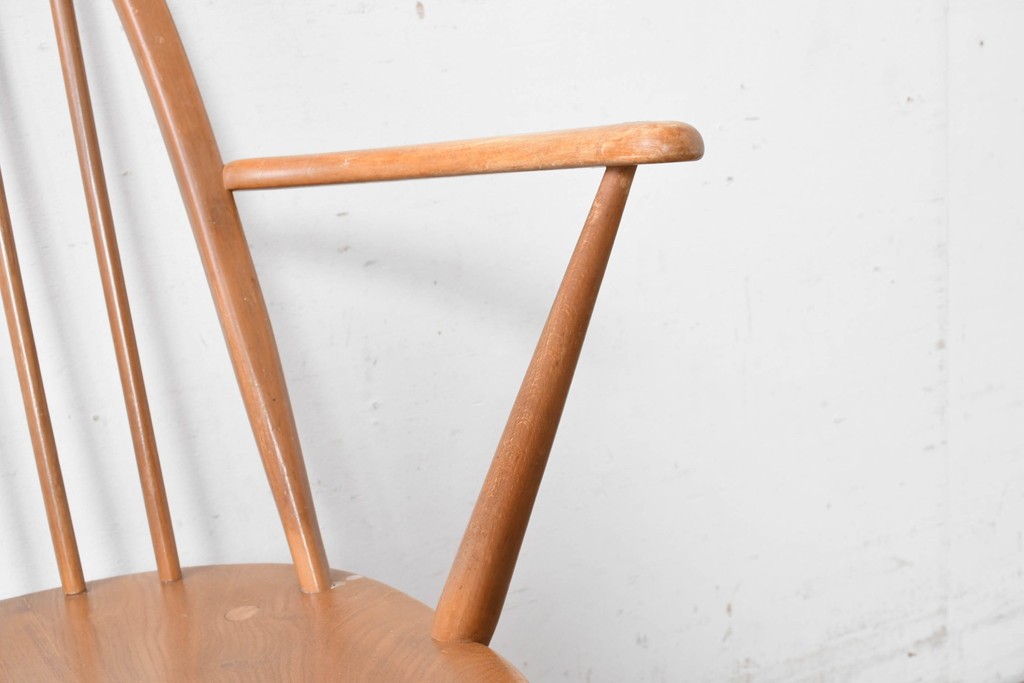 イギリスヴィンテージ　ERCOL(アーコール)　BSロゴ入り!　ウィンザーチェア　ナチュラル色のクエーカーアームチェア　(R-087328)