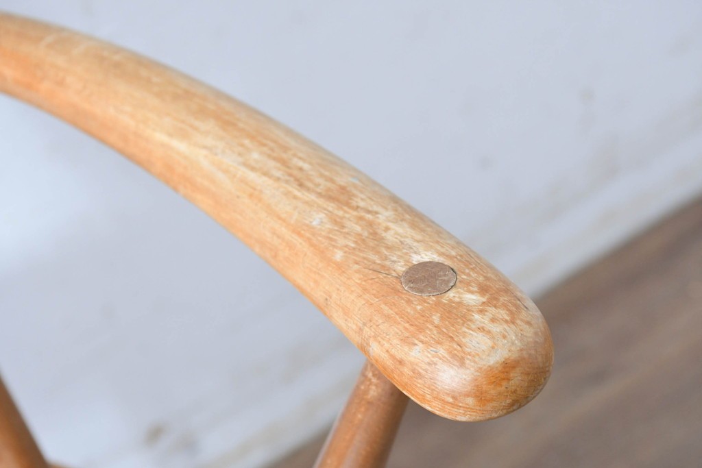 イギリスヴィンテージ　ERCOL(アーコール)　BSロゴ入り!　ウィンザーチェア　ナチュラル色のクエーカーアームチェア　(R-087328)