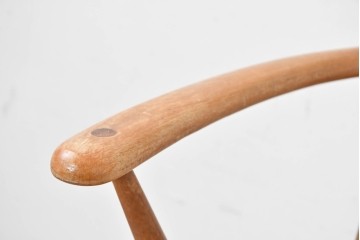 イギリスヴィンテージ　ERCOL(アーコール)　BSロゴ入り!　ウィンザーチェア　ナチュラル色のクエーカーアームチェア　(R-087328)