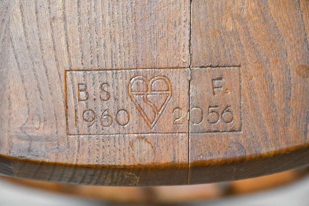イギリスヴィンテージ　ERCOL(アーコール)　BSロゴ入り!　ウィンザーチェア　ナチュラル色のクエーカーアームチェア　(R-087328)