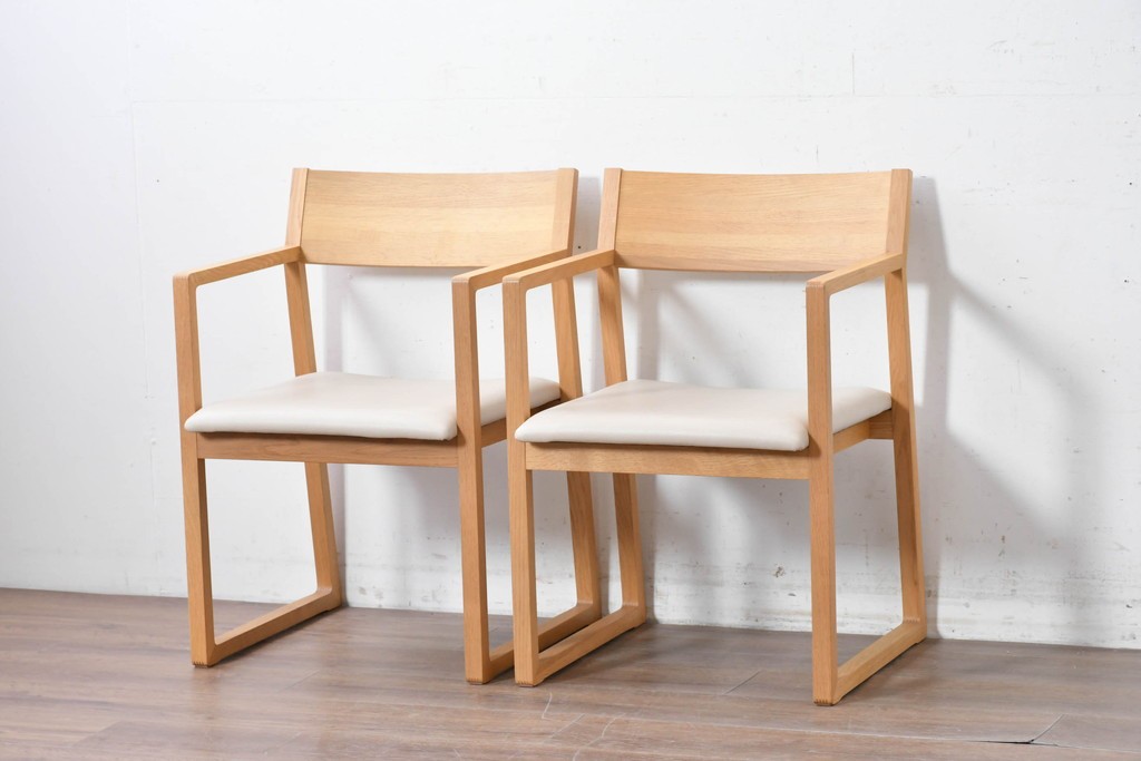 中古　美品　カリモク家具(karimoku)　小林幹也氏デザイン HARU　オーク材・フェイクレザー　軽やかなフレームのダイニングチェア2脚セット　定価(2脚合計)約13万円　(R-087329)