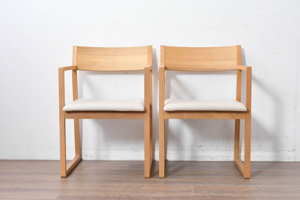 中古　美品　カリモク家具(karimoku)　小林幹也氏デザイン HARU　オーク材・フェイクレザー　軽やかなフレームのダイニングチェア2脚セット　定価(2脚合計)約13万円　(R-087329)