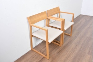 中古　美品　カリモク家具(karimoku)　小林幹也氏デザイン HARU　オーク材・フェイクレザー　軽やかなフレームのダイニングチェア2脚セット　定価(2脚合計)約13万円　(R-087329)