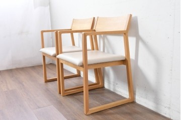 中古　美品　カリモク家具(karimoku)　小林幹也氏デザイン HARU　オーク材・フェイクレザー　軽やかなフレームのダイニングチェア2脚セット　定価(2脚合計)約13万円　(R-087329)