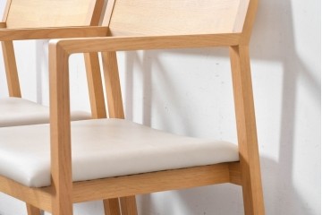 中古　美品　カリモク家具(karimoku)　小林幹也氏デザイン HARU　オーク材・フェイクレザー　軽やかなフレームのダイニングチェア2脚セット　定価(2脚合計)約13万円　(R-087329)