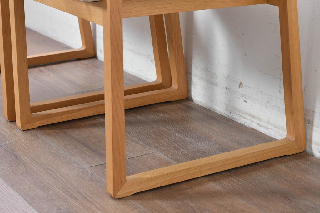 中古　美品　カリモク家具(karimoku)　小林幹也氏デザイン HARU　オーク材・フェイクレザー　軽やかなフレームのダイニングチェア2脚セット　定価(2脚合計)約13万円　(R-087329)