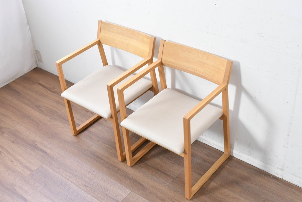 中古　美品　カリモク家具(karimoku)　小林幹也氏デザイン HARU　オーク材・フェイクレザー　軽やかなフレームのダイニングチェア2脚セット　定価(2脚合計)約13万円　(R-087329)