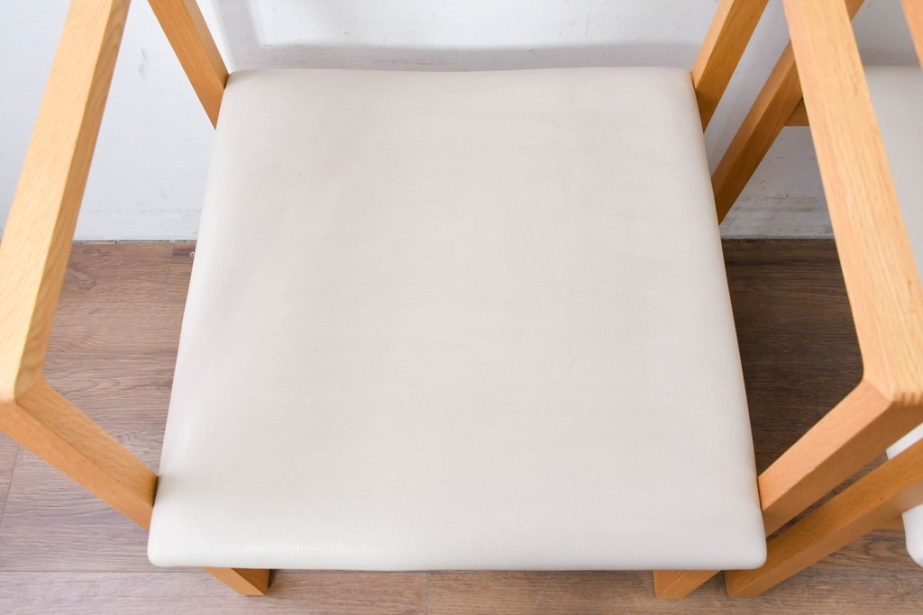 中古　美品　カリモク家具(karimoku)　小林幹也氏デザイン HARU　オーク材・フェイクレザー　軽やかなフレームのダイニングチェア2脚セット　定価(2脚合計)約13万円　(R-087329)