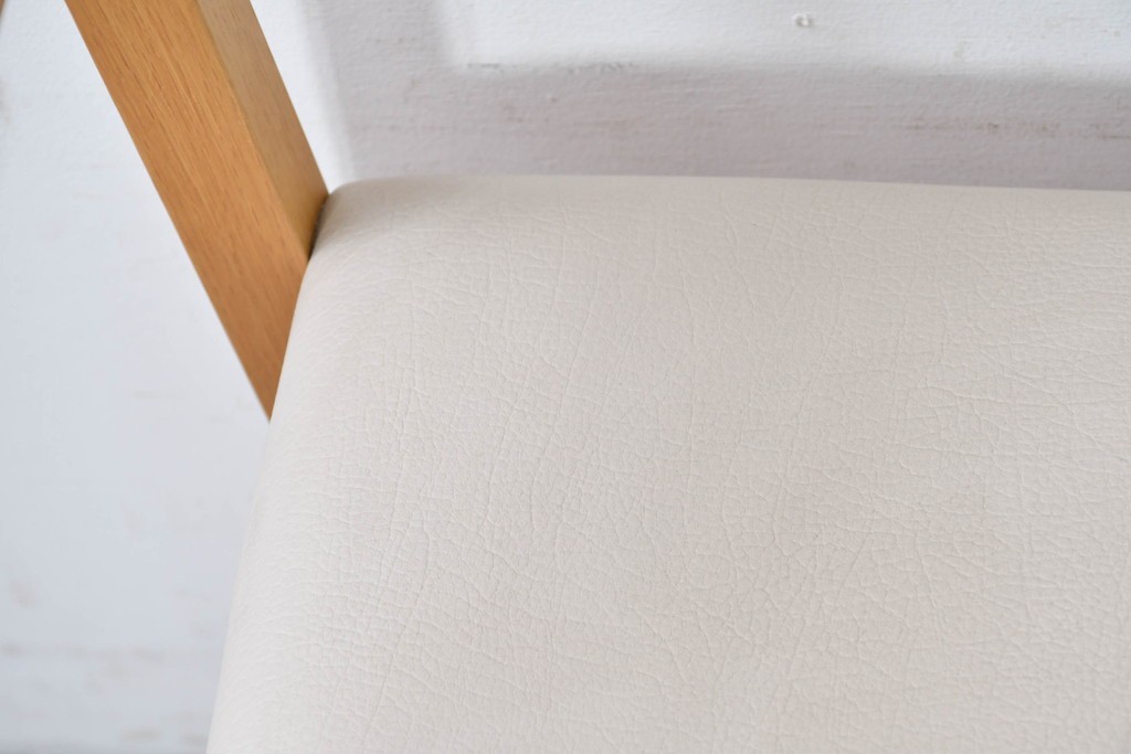 中古　美品　カリモク家具(karimoku)　小林幹也氏デザイン HARU　オーク材・フェイクレザー　軽やかなフレームのダイニングチェア2脚セット　定価(2脚合計)約13万円　(R-087329)