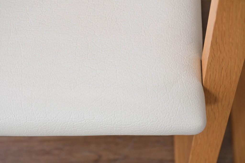 中古　美品　カリモク家具(karimoku)　小林幹也氏デザイン HARU　オーク材・フェイクレザー　軽やかなフレームのダイニングチェア2脚セット　定価(2脚合計)約13万円　(R-087329)