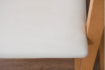 中古　美品　カリモク家具(karimoku)　小林幹也氏デザイン HARU　オーク材・フェイクレザー　軽やかなフレームのダイニングチェア2脚セット　定価(2脚合計)約13万円　(R-087329)