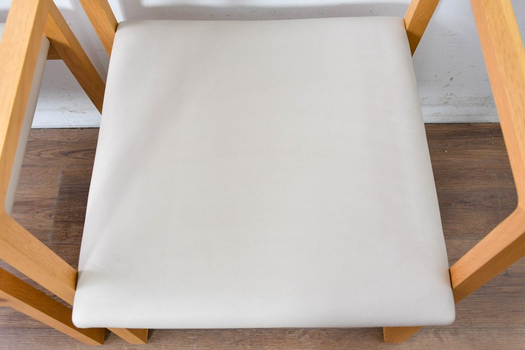 中古　美品　カリモク家具(karimoku)　小林幹也氏デザイン HARU　オーク材・フェイクレザー　軽やかなフレームのダイニングチェア2脚セット　定価(2脚合計)約13万円　(R-087329)