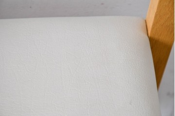 中古　美品　カリモク家具(karimoku)　小林幹也氏デザイン HARU　オーク材・フェイクレザー　軽やかなフレームのダイニングチェア2脚セット　定価(2脚合計)約13万円　(R-087329)