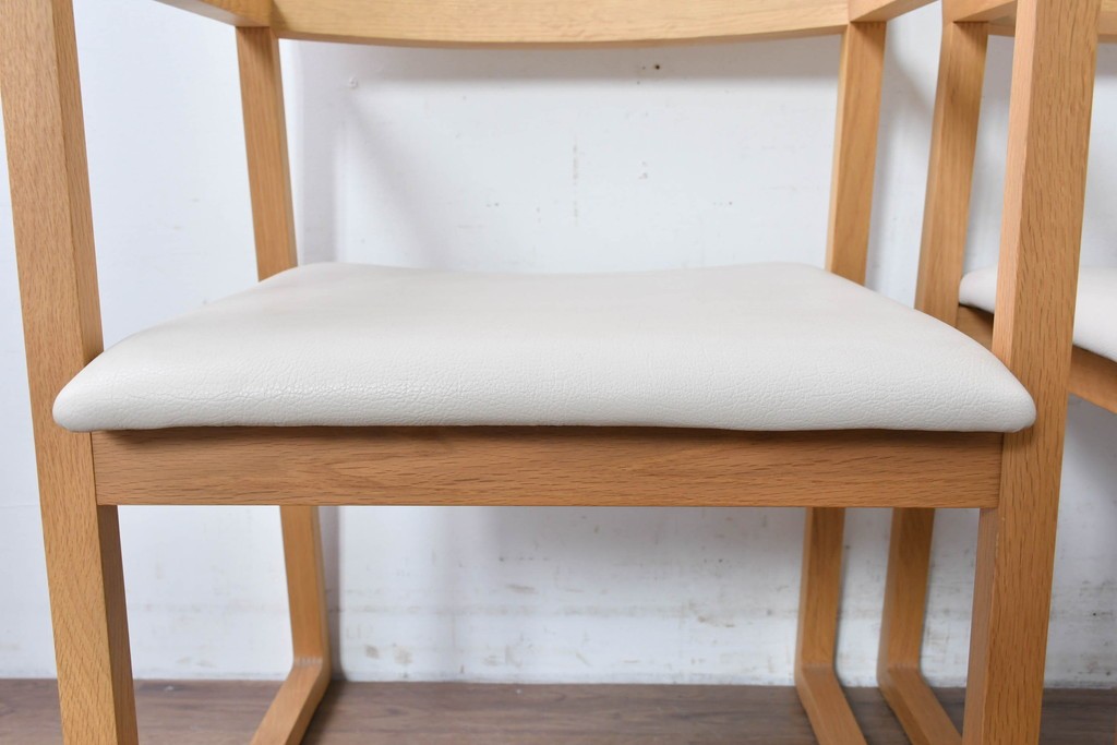 中古　美品　カリモク家具(karimoku)　小林幹也氏デザイン HARU　オーク材・フェイクレザー　軽やかなフレームのダイニングチェア2脚セット　定価(2脚合計)約13万円　(R-087329)