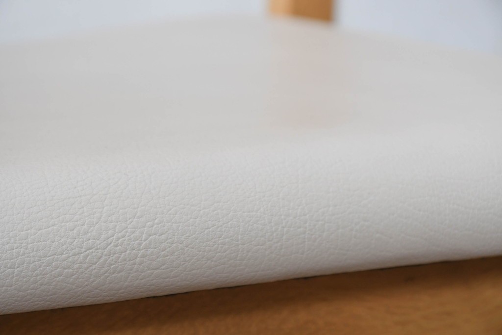 中古　美品　カリモク家具(karimoku)　小林幹也氏デザイン HARU　オーク材・フェイクレザー　軽やかなフレームのダイニングチェア2脚セット　定価(2脚合計)約13万円　(R-087329)