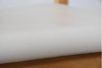 中古　美品　カリモク家具(karimoku)　小林幹也氏デザイン HARU　オーク材・フェイクレザー　軽やかなフレームのダイニングチェア2脚セット　定価(2脚合計)約13万円　(R-087329)