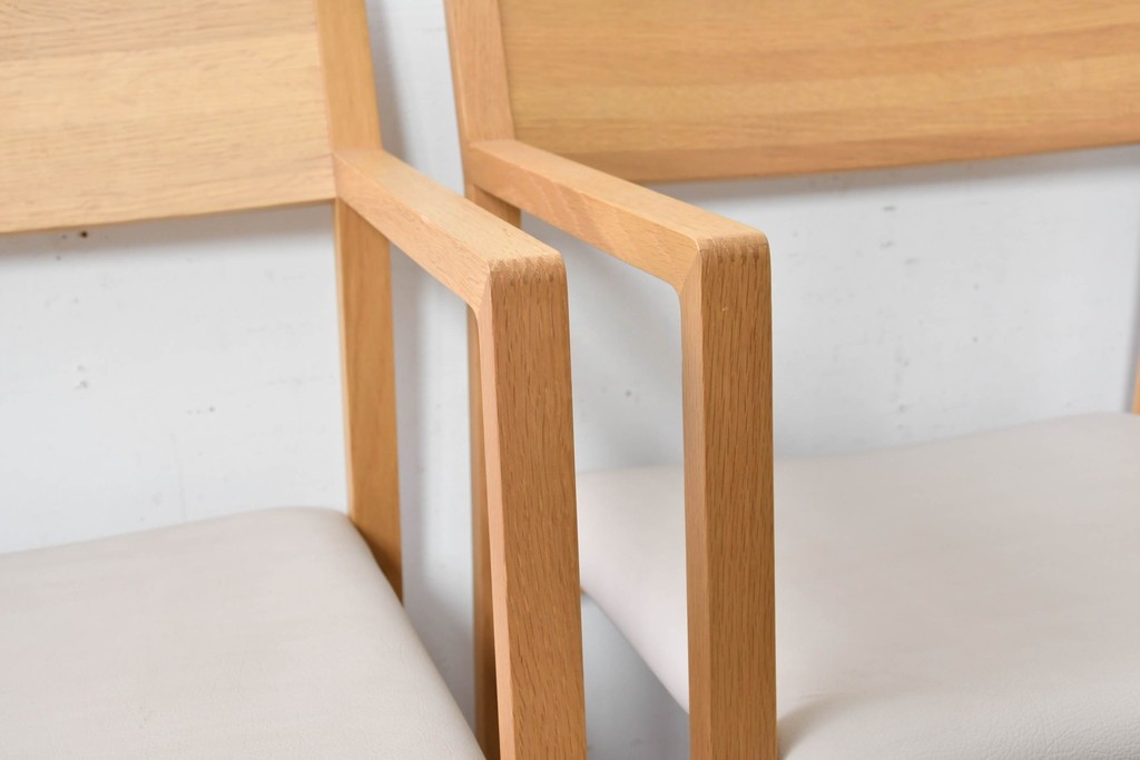 中古　美品　カリモク家具(karimoku)　小林幹也氏デザイン HARU　オーク材・フェイクレザー　軽やかなフレームのダイニングチェア2脚セット　定価(2脚合計)約13万円　(R-087329)