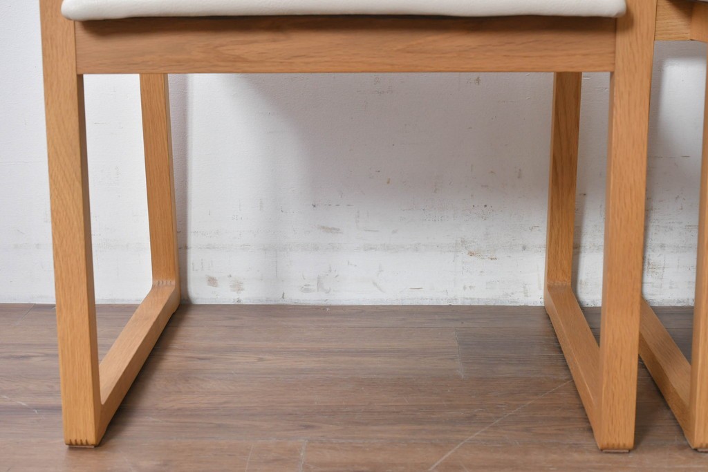 中古　美品　カリモク家具(karimoku)　小林幹也氏デザイン HARU　オーク材・フェイクレザー　軽やかなフレームのダイニングチェア2脚セット　定価(2脚合計)約13万円　(R-087329)