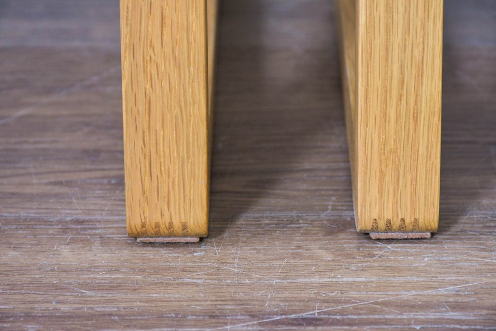 中古　美品　カリモク家具(karimoku)　小林幹也氏デザイン HARU　オーク材・フェイクレザー　軽やかなフレームのダイニングチェア2脚セット　定価(2脚合計)約13万円　(R-087329)