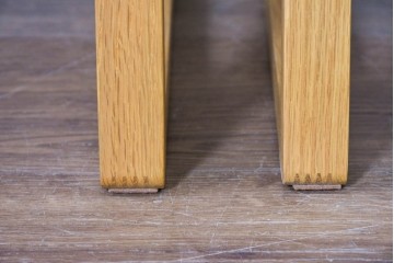 中古　美品　カリモク家具(karimoku)　小林幹也氏デザイン HARU　オーク材・フェイクレザー　軽やかなフレームのダイニングチェア2脚セット　定価(2脚合計)約13万円　(R-087329)