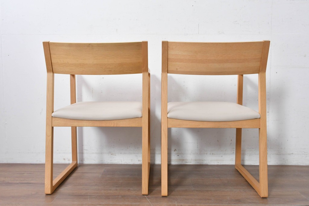 中古　美品　カリモク家具(karimoku)　小林幹也氏デザイン HARU　オーク材・フェイクレザー　軽やかなフレームのダイニングチェア2脚セット　定価(2脚合計)約13万円　(R-087329)