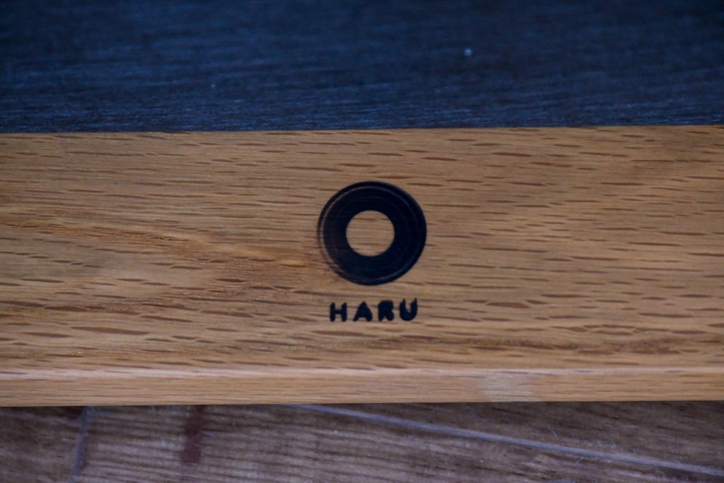 中古　美品　カリモク家具(karimoku)　小林幹也氏デザイン HARU　オーク材・フェイクレザー　軽やかなフレームのダイニングチェア2脚セット　定価(2脚合計)約13万円　(R-087329)