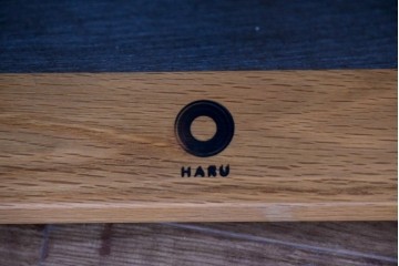 中古　美品　カリモク家具(karimoku)　小林幹也氏デザイン HARU　オーク材・フェイクレザー　軽やかなフレームのダイニングチェア2脚セット　定価(2脚合計)約13万円　(R-087329)