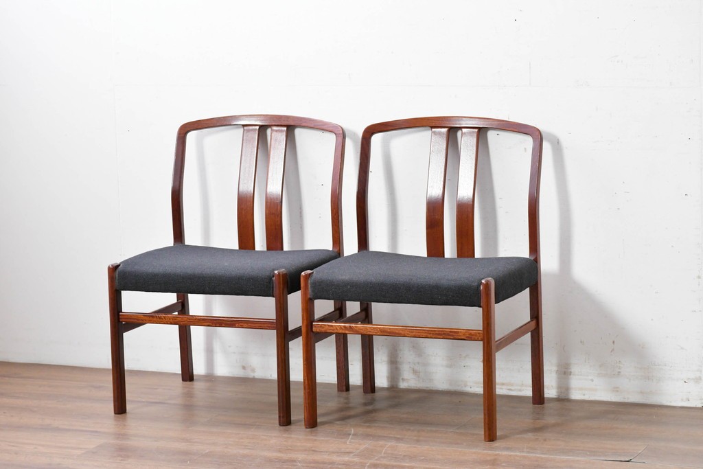 中古　希少な廃番品!　カリモク家具(karimoku)　最上位シリーズ「ビベンテ」　花梨(カリン)材　なめらかな曲線を描くフレームが魅力のダイニングチェア2脚セット　(R-087332)