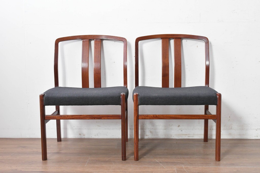 中古　希少な廃番品!　カリモク家具(karimoku)　最上位シリーズ「ビベンテ」　花梨(カリン)材　なめらかな曲線を描くフレームが魅力のダイニングチェア2脚セット　(R-087332)