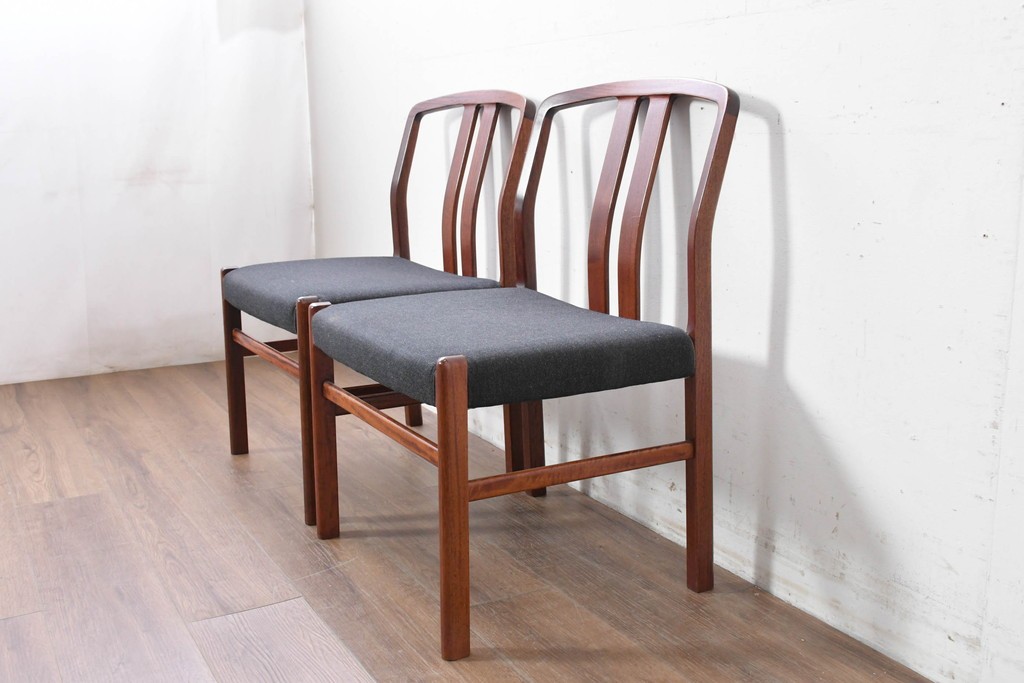 中古　希少な廃番品!　カリモク家具(karimoku)　最上位シリーズ「ビベンテ」　花梨(カリン)材　なめらかな曲線を描くフレームが魅力のダイニングチェア2脚セット　(R-087332)