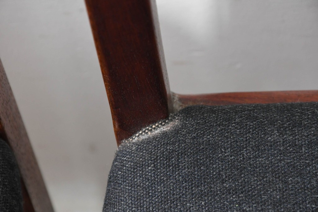 中古　希少な廃番品!　カリモク家具(karimoku)　最上位シリーズ「ビベンテ」　花梨(カリン)材　なめらかな曲線を描くフレームが魅力のダイニングチェア2脚セット　(R-087332)