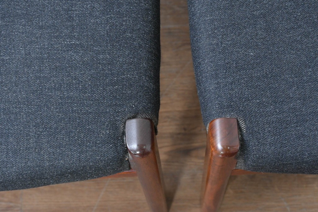 中古　希少な廃番品!　カリモク家具(karimoku)　最上位シリーズ「ビベンテ」　花梨(カリン)材　なめらかな曲線を描くフレームが魅力のダイニングチェア2脚セット　(R-087332)