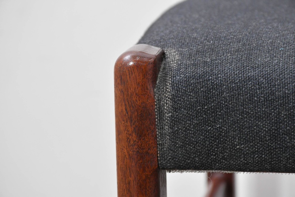 中古　希少な廃番品!　カリモク家具(karimoku)　最上位シリーズ「ビベンテ」　花梨(カリン)材　なめらかな曲線を描くフレームが魅力のダイニングチェア2脚セット　(R-087332)