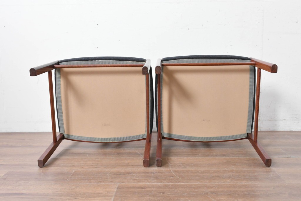 中古　希少な廃番品!　カリモク家具(karimoku)　最上位シリーズ「ビベンテ」　花梨(カリン)材　なめらかな曲線を描くフレームが魅力のダイニングチェア2脚セット　(R-087332)