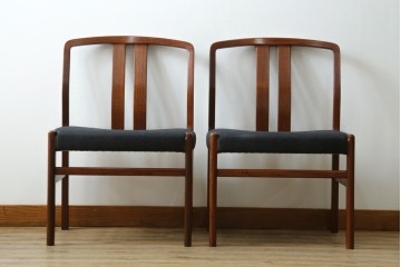 中古　希少な廃番品!　カリモク家具(karimoku)　最上位シリーズ「ビベンテ」　花梨(カリン)材　なめらかな曲線を描くフレームが魅力のダイニングチェア2脚セット　(R-087332)