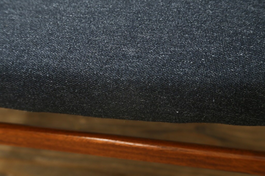 中古　希少な廃番品!　カリモク家具(karimoku)　最上位シリーズ「ビベンテ」　花梨(カリン)材　なめらかな曲線を描くフレームが魅力のダイニングチェア2脚セット　(R-087332)