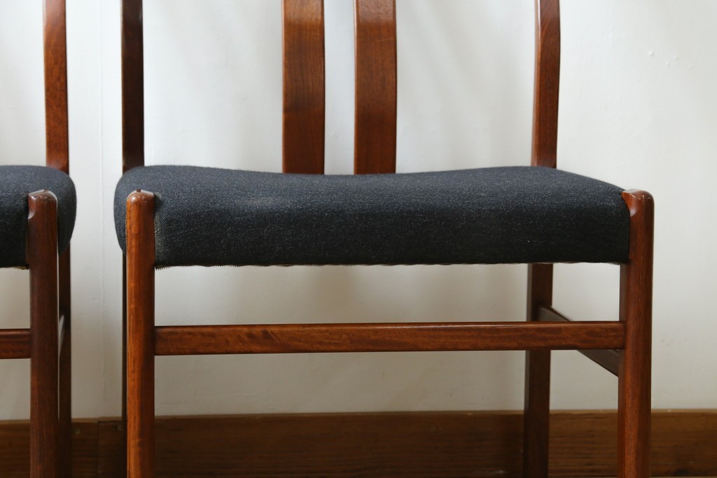 中古　希少な廃番品!　カリモク家具(karimoku)　最上位シリーズ「ビベンテ」　花梨(カリン)材　なめらかな曲線を描くフレームが魅力のダイニングチェア2脚セット　(R-087332)