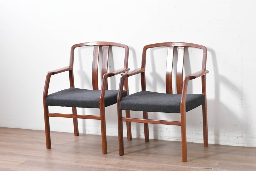 中古　希少な廃番品!　カリモク家具(karimoku)　最上位シリーズ「ビベンテ」　花梨(カリン)材　なめらかな曲線を描くフレームが魅力のアームチェア2脚セット　(R-087334)