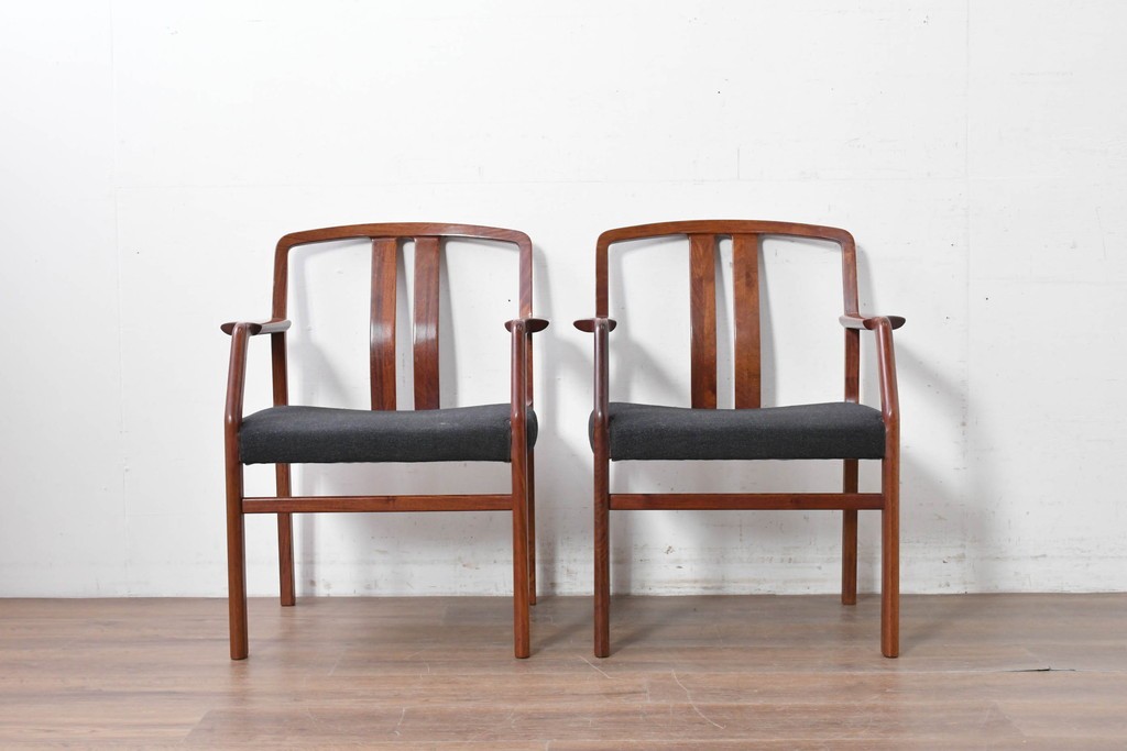 中古　希少な廃番品!　カリモク家具(karimoku)　最上位シリーズ「ビベンテ」　花梨(カリン)材　なめらかな曲線を描くフレームが魅力のアームチェア2脚セット　(R-087334)