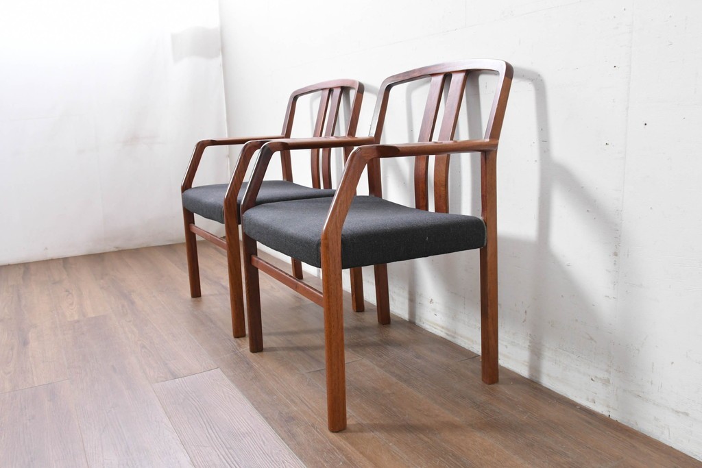 中古　希少な廃番品!　カリモク家具(karimoku)　最上位シリーズ「ビベンテ」　花梨(カリン)材　なめらかな曲線を描くフレームが魅力のアームチェア2脚セット　(R-087334)