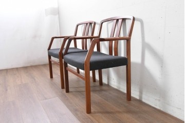 中古　希少な廃番品!　カリモク家具(karimoku)　最上位シリーズ「ビベンテ」　花梨(カリン)材　なめらかな曲線を描くフレームが魅力のアームチェア2脚セット　(R-087334)
