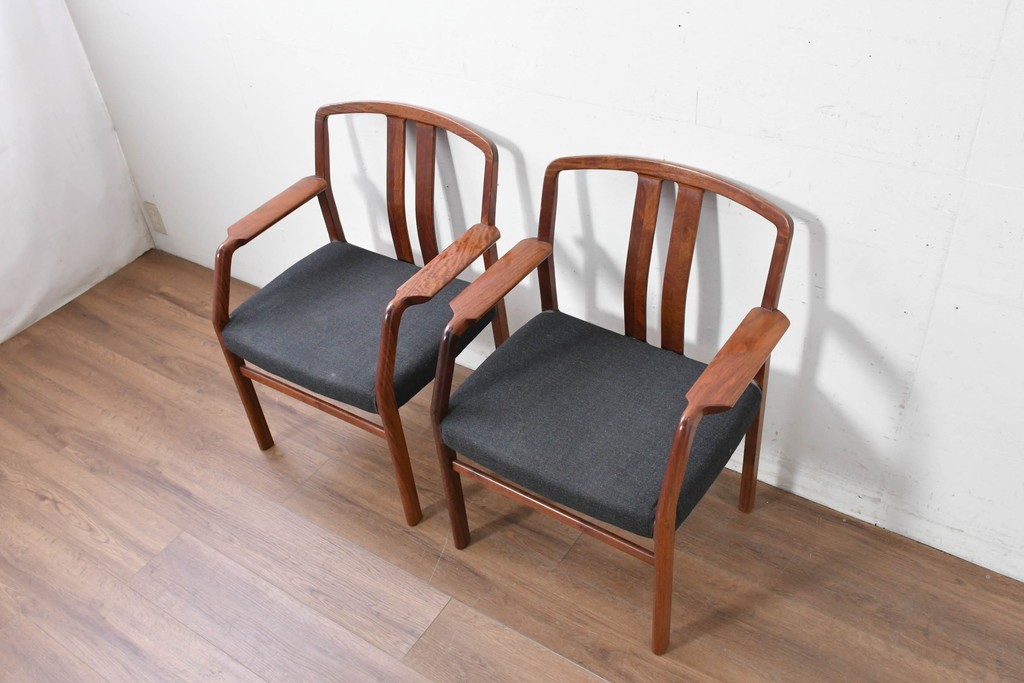 中古　希少な廃番品!　カリモク家具(karimoku)　最上位シリーズ「ビベンテ」　花梨(カリン)材　なめらかな曲線を描くフレームが魅力のアームチェア2脚セット　(R-087334)
