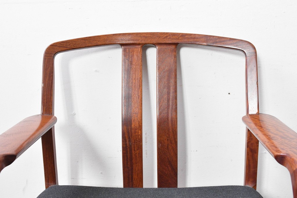 中古　希少な廃番品!　カリモク家具(karimoku)　最上位シリーズ「ビベンテ」　花梨(カリン)材　なめらかな曲線を描くフレームが魅力のアームチェア2脚セット　(R-087334)