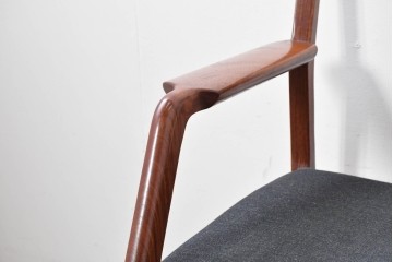 中古　希少な廃番品!　カリモク家具(karimoku)　最上位シリーズ「ビベンテ」　花梨(カリン)材　なめらかな曲線を描くフレームが魅力のアームチェア2脚セット　(R-087334)