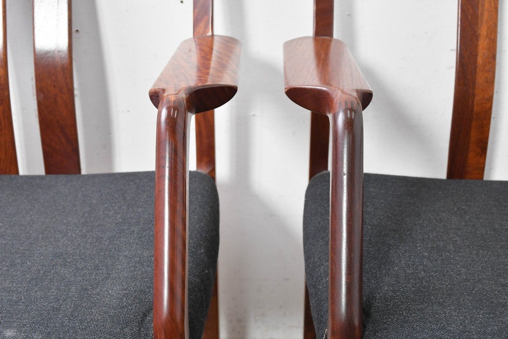 中古　希少な廃番品!　カリモク家具(karimoku)　最上位シリーズ「ビベンテ」　花梨(カリン)材　なめらかな曲線を描くフレームが魅力のアームチェア2脚セット　(R-087334)