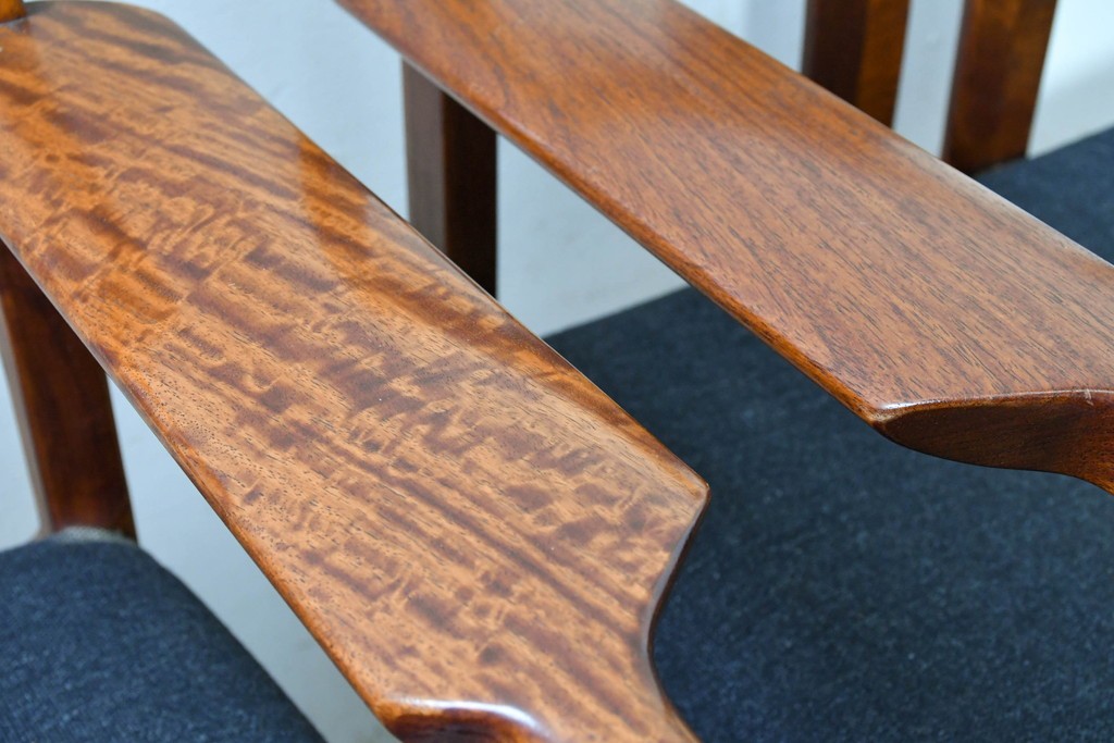 中古　希少な廃番品!　カリモク家具(karimoku)　最上位シリーズ「ビベンテ」　花梨(カリン)材　なめらかな曲線を描くフレームが魅力のアームチェア2脚セット　(R-087334)