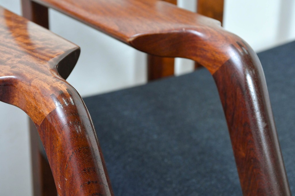 中古　希少な廃番品!　カリモク家具(karimoku)　最上位シリーズ「ビベンテ」　花梨(カリン)材　なめらかな曲線を描くフレームが魅力のアームチェア2脚セット　(R-087334)