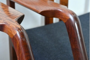 中古　希少な廃番品!　カリモク家具(karimoku)　最上位シリーズ「ビベンテ」　花梨(カリン)材　なめらかな曲線を描くフレームが魅力のアームチェア2脚セット　(R-087334)